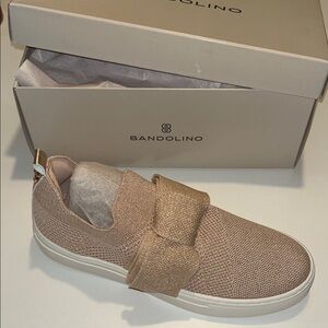 Women’s Knit Sneaker Bow Size 7 & 8 comfy slip on shoes Bandolino